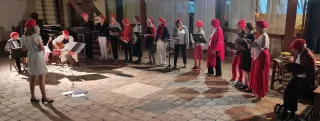 Contact - Cultuuronderwijs - Eva Cats - Eva als dirigent bij zangkoor